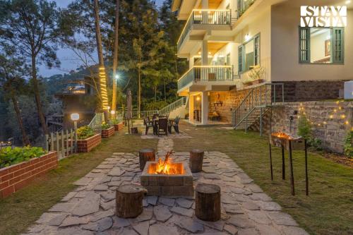 tuin, 418m² 4 slaapkamer, 4 privé badkamer Villa in Dharampur (StayVista at Pinecrest Manor - Outdoor Jacuzzi) in Dharampur