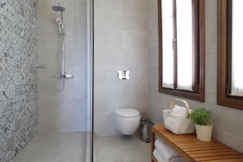 Junior Suite with Garden or Pool View image 9