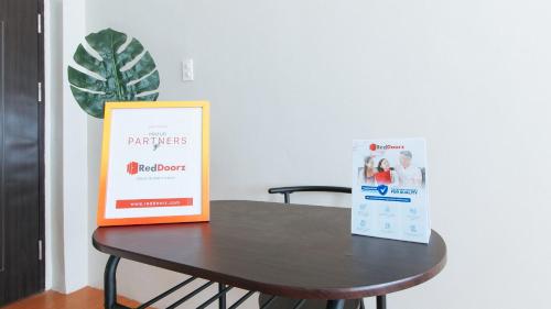 ロビー, レッドドアーズ @ LS スイーツ ポブラシオン クラシ アンティーク (RedDoorz @ LS Suites Poblacion Culasi Antique) in アンティーケ