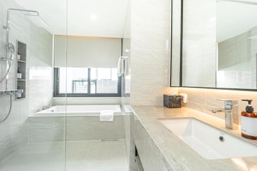One-Bedroom Suite image 7