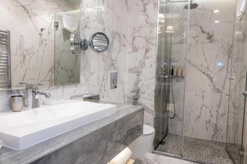 626224523 Tresor Le Palais Timisoara, Curio Collection by Hilton