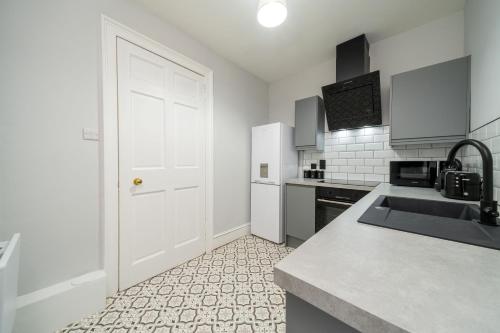 Cocina, Lochside Apartments, Apt B in Montrose