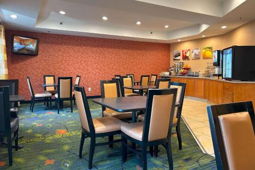 Country Inn & Suites by Radisson Fayetteville I-95 NC - image 6
