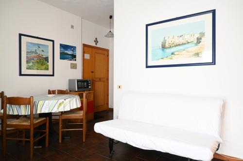 One-Bedroom Apartment image 6