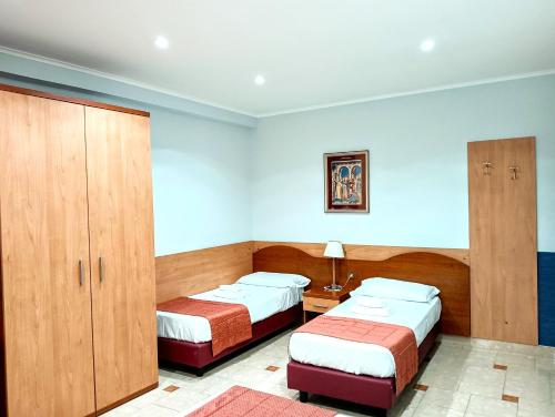 Family Room image 7