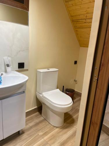 Kamar Mandi, SkyView in Hermon