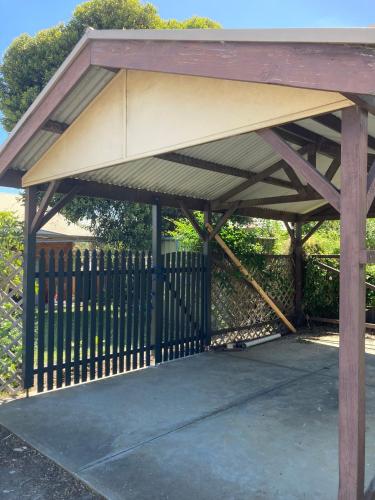 Captains Cottage - Pet Friendly Breakfast Included