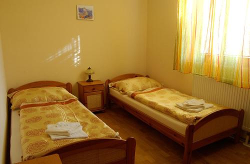 2 twin beds