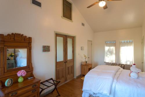 The River Road Retreat at Lake Austin-A Luxury Guesthouse Cabin & Suite