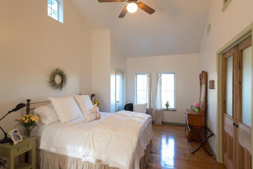 The River Road Retreat at Lake Austin-A Luxury Guesthouse Cabin & Suite Over view