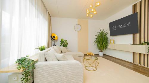 Luxx Home MM, Airport - Parkplatz - Küche - Balkon