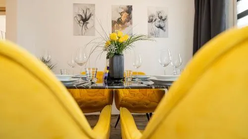 Luxx Home MM, Airport - Parkplatz - Küche - Balkon in Trunkelsberg, Deutschland