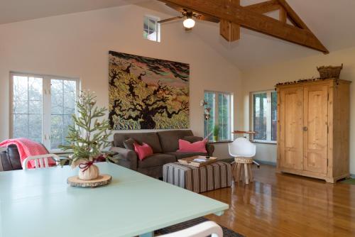 The River Road Retreat at Lake Austin-A Luxury Guesthouse Cabin & Suite