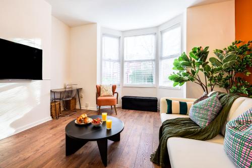 Stylish Modern Manchester Home - Perfect for Work, Leisure & Stadium Visits with Parking, Манчестер (фото 9)