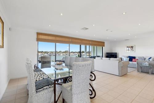 Marina Views - Waterfront Family Escape with Dock in Hindmarsh Island
