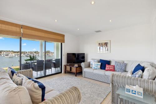 Marina Views - Waterfront Family Escape with Dock in Hindmarsh Island