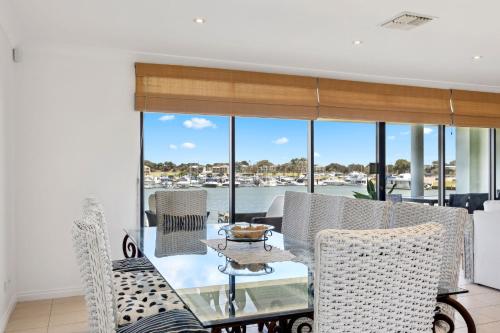 Marina Views - Waterfront Family Escape with Dock in Hindmarsh Island