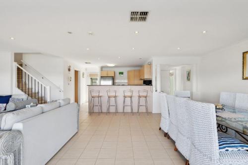 Marina Views - Waterfront Family Escape with Dock in Hindmarsh Island