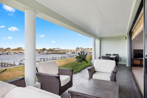 Marina Views - Waterfront Family Escape with Dock in Hindmarsh Island