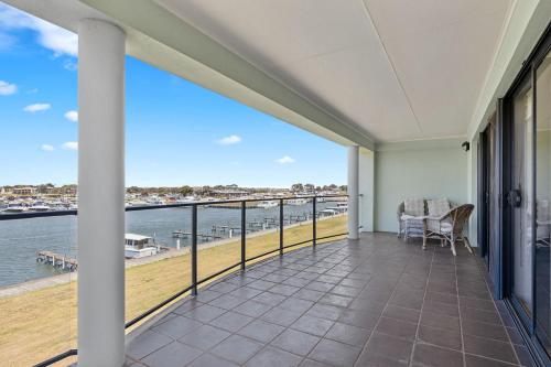 Marina Views - Waterfront Family Escape with Dock in Hindmarsh Island