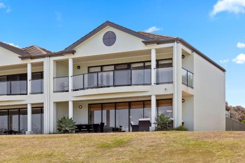 Marina Views - Waterfront Family Escape with Dock in Hindmarsh Island