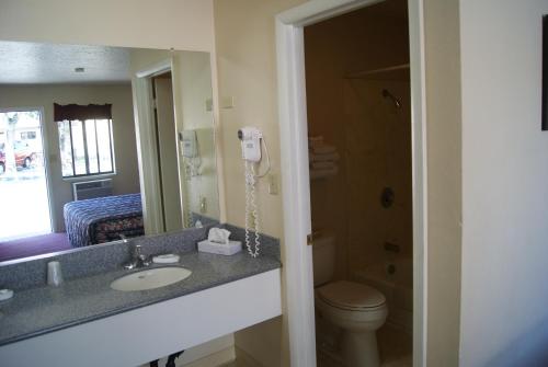 Travelers Motel - image 9