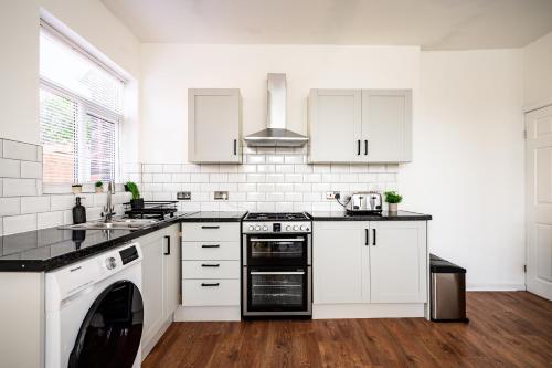 Stylish Modern Manchester Home - Perfect for Work, Leisure & Stadium Visits with Parking, Манчестер (фото 6)
