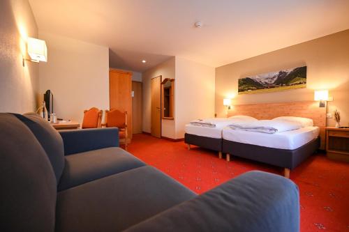 2 twin beds, 1 sofa bed