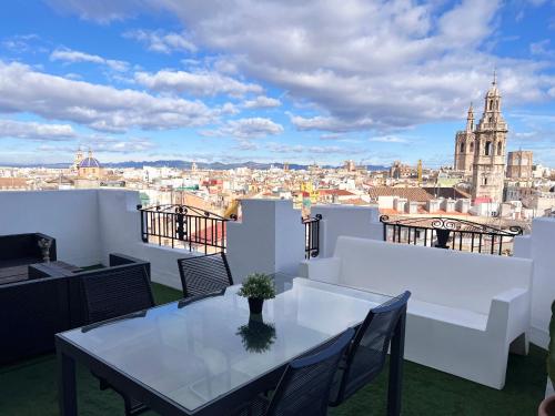 Classic Two-Bedroom Apartment with Terrace - Avenida Maria Cristina 6  image 8