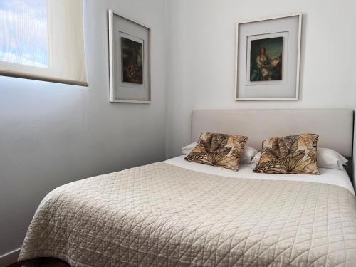 Classic Two-Bedroom Apartment with Terrace - Avenida Maria Cristina 6  image 7
