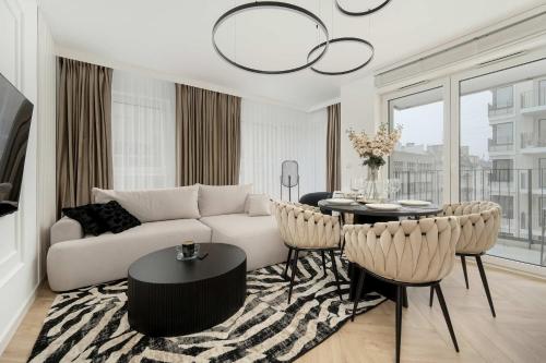 Apartment Near Centre of Wrocław with AC and Parking by Renters Prestige, Breslau