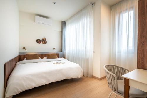 One-Bedroom Apartment image 6
