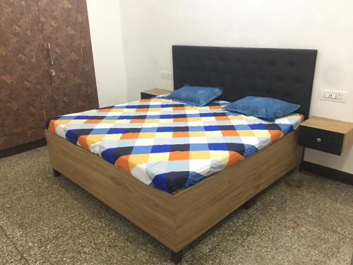 1 queen bed, 1 sofa bed