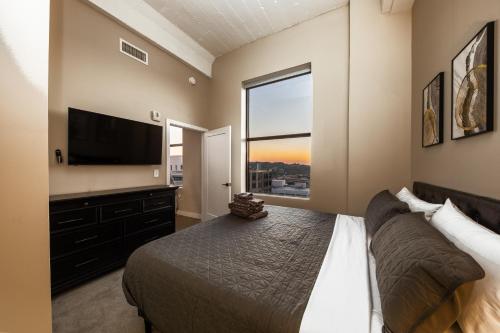 King Bed, Reds, Bengals, Free Parking, Downtown Cincy thumb 3