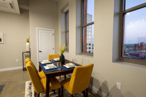 King Bed, Reds, Bengals, Free Parking, Downtown Cincy thumb 4