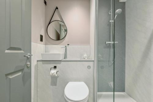 Holyrood Aparthotel - image 7