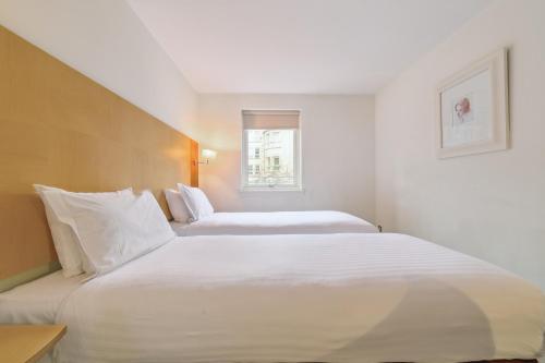 Holyrood Aparthotel - image 10