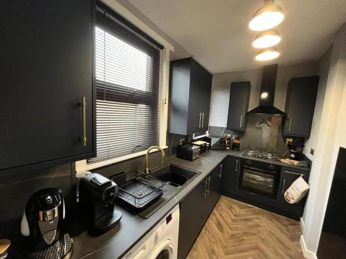 Panmure by CENTRAL SERVICED APARTMENTS - 2 Double Bedrooms - Monifieth - Sleeps 4 - Modern & Unique  in Monifieth