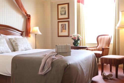 River Island Hotel - image 2
