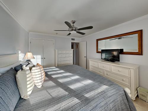Surf Villa 626 1 Bedroom Beach Front WiFi Sleeps 4 - image 2
