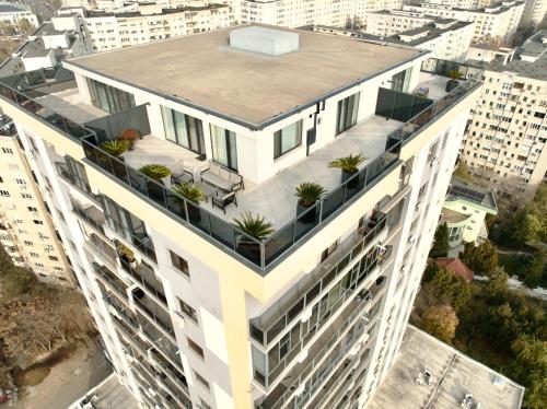 Luxury Skyline Suite Near Center