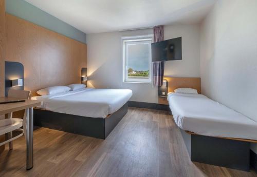1 queen bed, 2 twin beds
