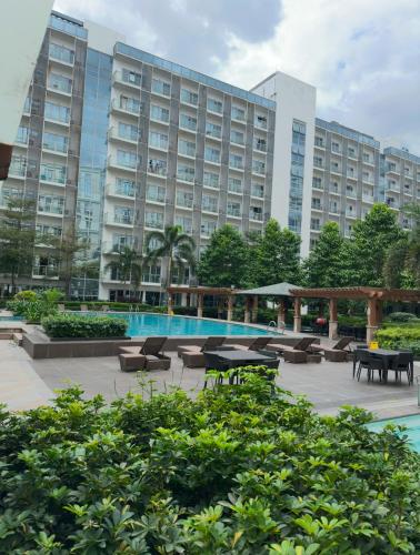 Cluster 6 3D 81 Newport Boulevard, Manila