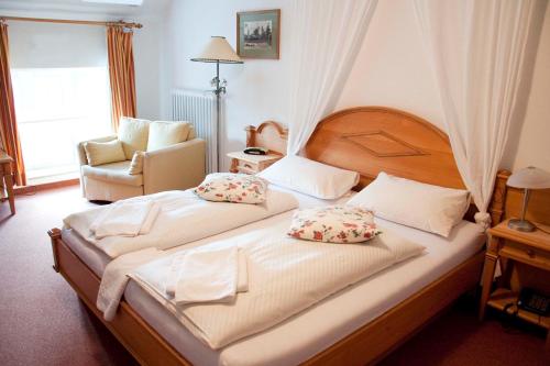 Haus Schlesien Haus Schlesien is conveniently located in the popular Konigswinter area. Both business travelers and tourists can enjoy the propertys facilities and services. Service-minded staff will welcome and gu