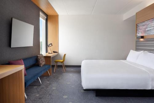 Guest Room, 1 King image 2