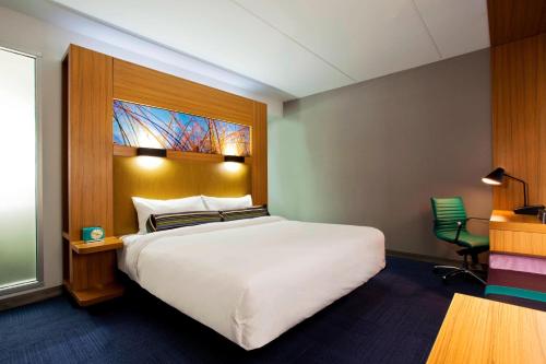 Guest Room, 1 King image 4