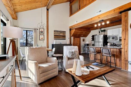 Mountain Inn Lodge 52 with Wintergreen Advantage in Wintergreen, USA