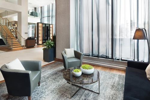 ล็อบบี้, Hôtel AC Montréal Centre-ville near เซ็นเตอร์ ดี' ฮีสทอรี เดอ มอนทรีออล