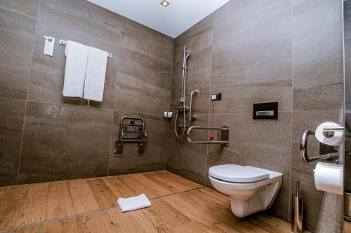 Standard Double Room image 6