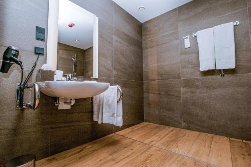Standard Double Room image 5